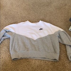Women’s Nike Cropped Sweatshirt Size Large